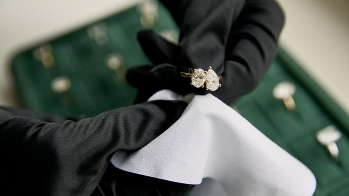 Richemont in Talks to Join Bid for De Beers